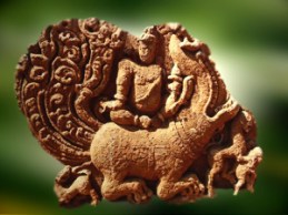 daprc3a8s-varuna-sur-son-makara-c3a0-aihole-karnataka-en-inde-du-sud-invitc3a9-par-le-dieu-indra-varuna-rejoint-le-royaume-des-devas-illustration-marsailly-blogostelle