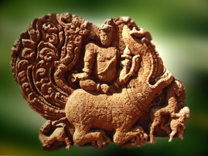 daprc3a8s-varuna-sur-son-makara-c3a0-aihole-karnataka-en-inde-du-sud-invitc3a9-par-le-dieu-indra-varuna-rejoint-le-royaume-des-devas-illustration-marsailly-blogostelle