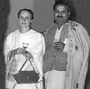 Freda_Bedi_and_Baba_Pyare_Lal_Bedi,_at_Nishat_Bagh,_Srinagar 2,_1948